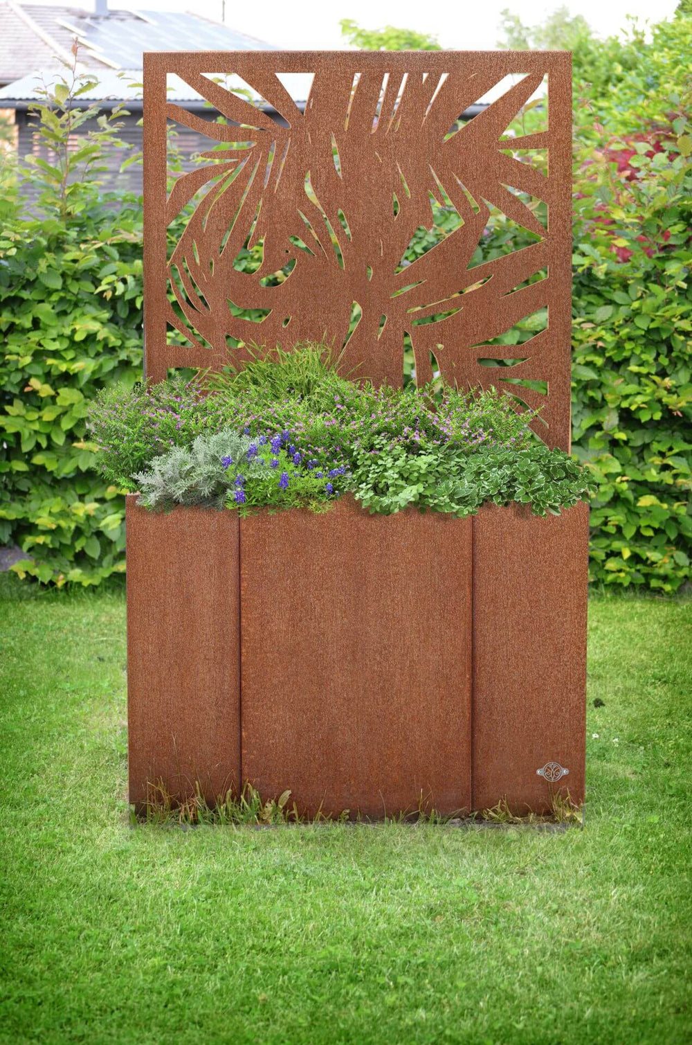 Hochbeet Monterosso mit Sichtschutz Motiv Tanaro bepflanzt mit bunten Blumen freistehend in einem Garten | Cortenstahl Hochbeet Monterosso mit Sichtschutz Motiv Tanaro bepflanzt mit bunten Blumen freistehend in einem Garten | Cortenstahl