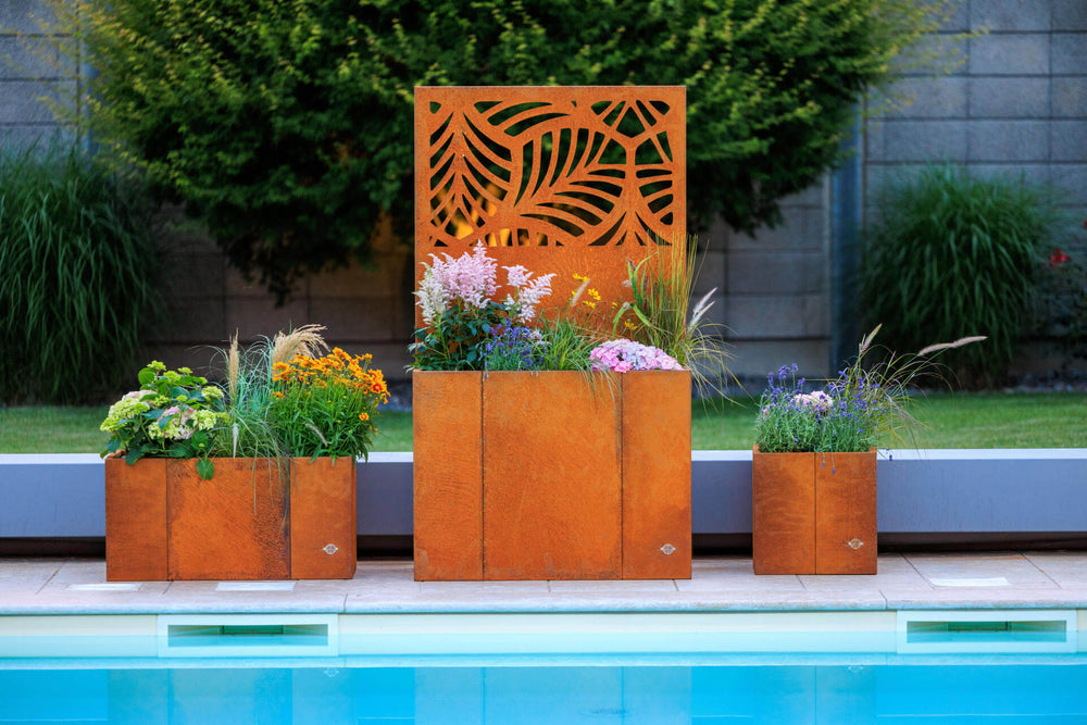 Hochbeet Monterosso mit Sichtschutz Cortenstahl bepflanzt am Pool Hochbeet Monterosso mit Sichtschutz Cortenstahl bepflanzt am Pool