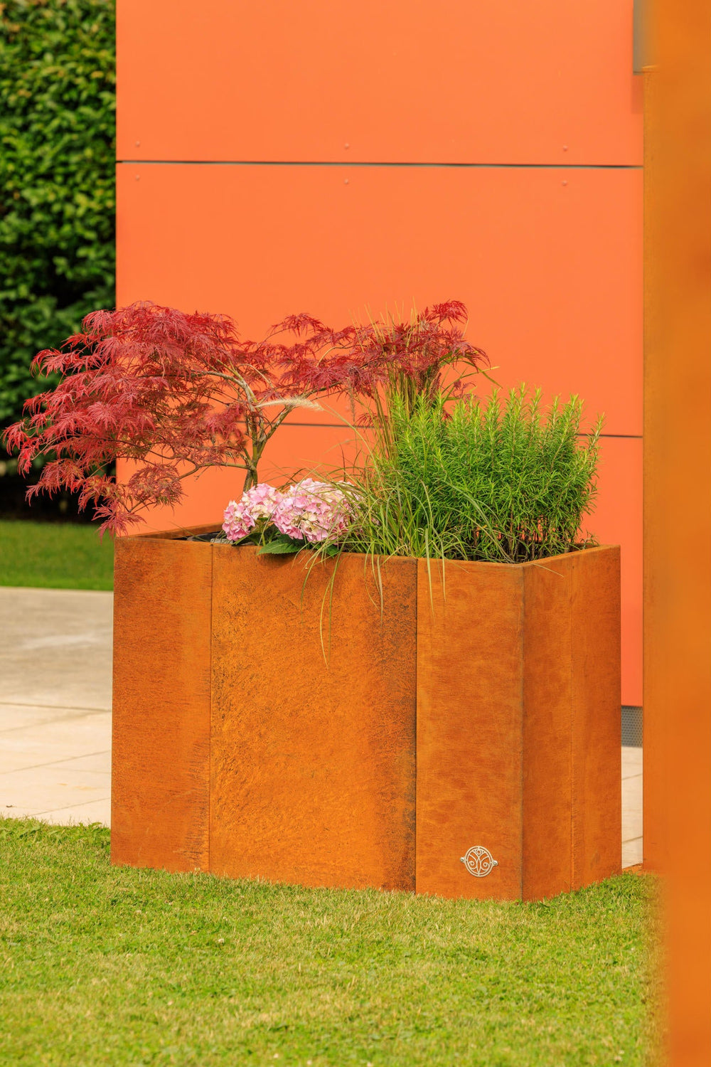 Hochbeet Monterosso schön bepflanzt im Garten | Cortenstahl Hochbeet Monterosso schön bepflanzt im Garten | Cortenstahl