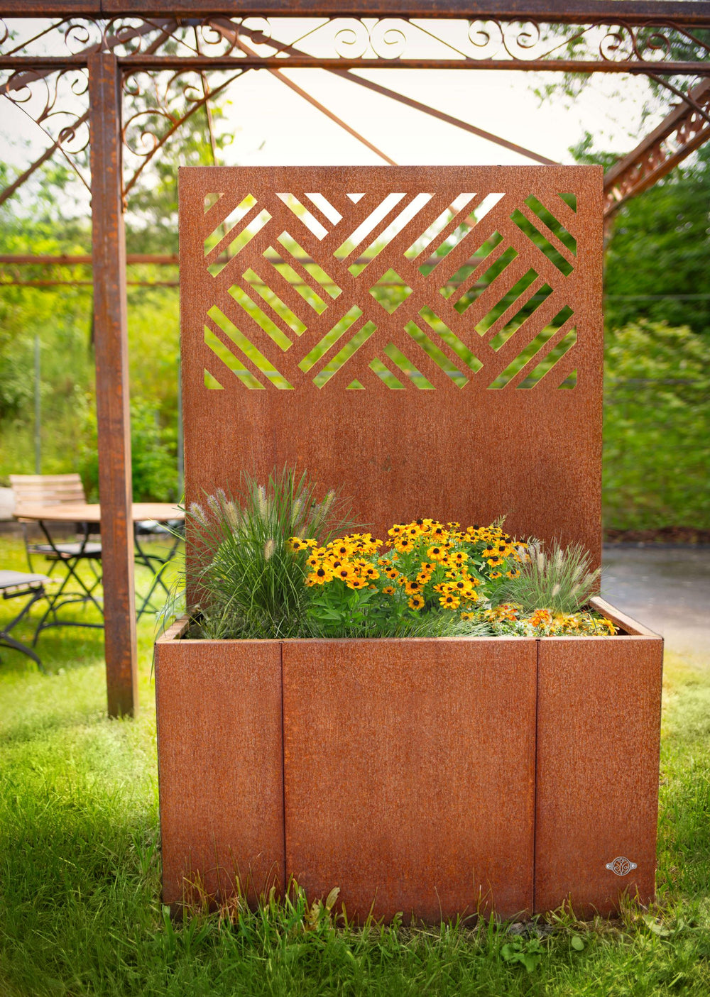 Fioriera Vernazza con schermo privacy in acciaio Corten Fioriera Vernazza con schermo privacy in acciaio Corten