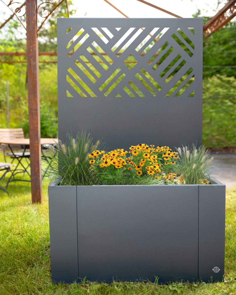 Fioriera Vernazza con schermo protettivo in metallo Fioriera Vernazza con schermo protettivo in metallo