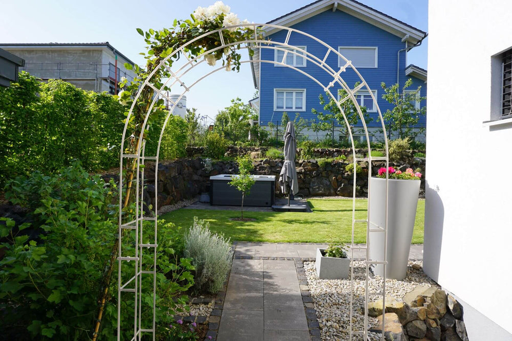 Rosenbogen Cremona in einem gepflegten Garten | Pulverbeschichtet Sonderfarbe RAL 9001 Cremeweiß Rosenbogen Cremona in einem gepflegten Garten | Pulverbeschichtet Sonderfarbe RAL 9001 Cremeweiß