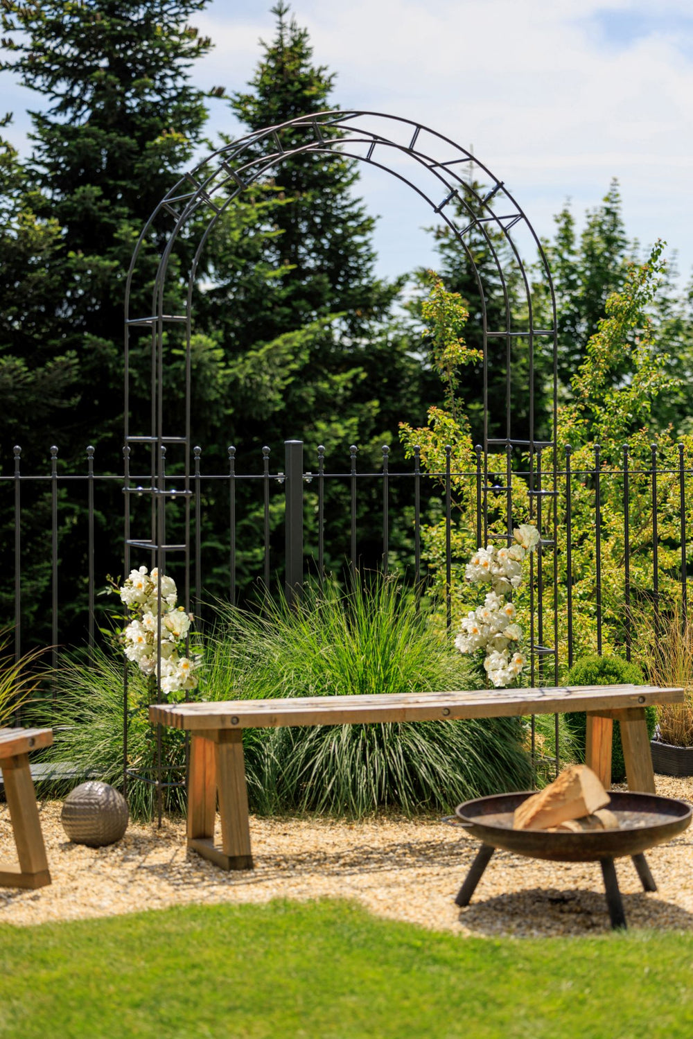 Rosenbogen Cremona mit weißen Rosen und Zaun Ancona | Pulverbeschichtet anthrazit Rosenbogen Cremona mit weißen Rosen und Zaun Ancona | Pulverbeschichtet anthrazit