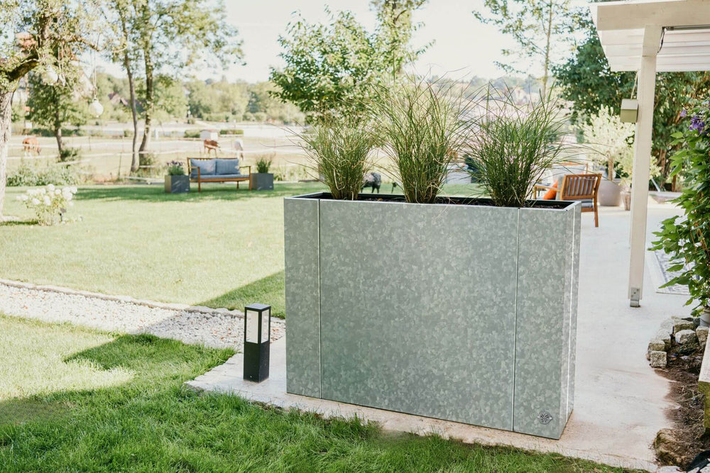 Hochbeet Manarola in als Sichtschutz auf einer Terrasse | Feuerverzinkt Hochbeet Manarola in als Sichtschutz auf einer Terrasse | Feuerverzinkt