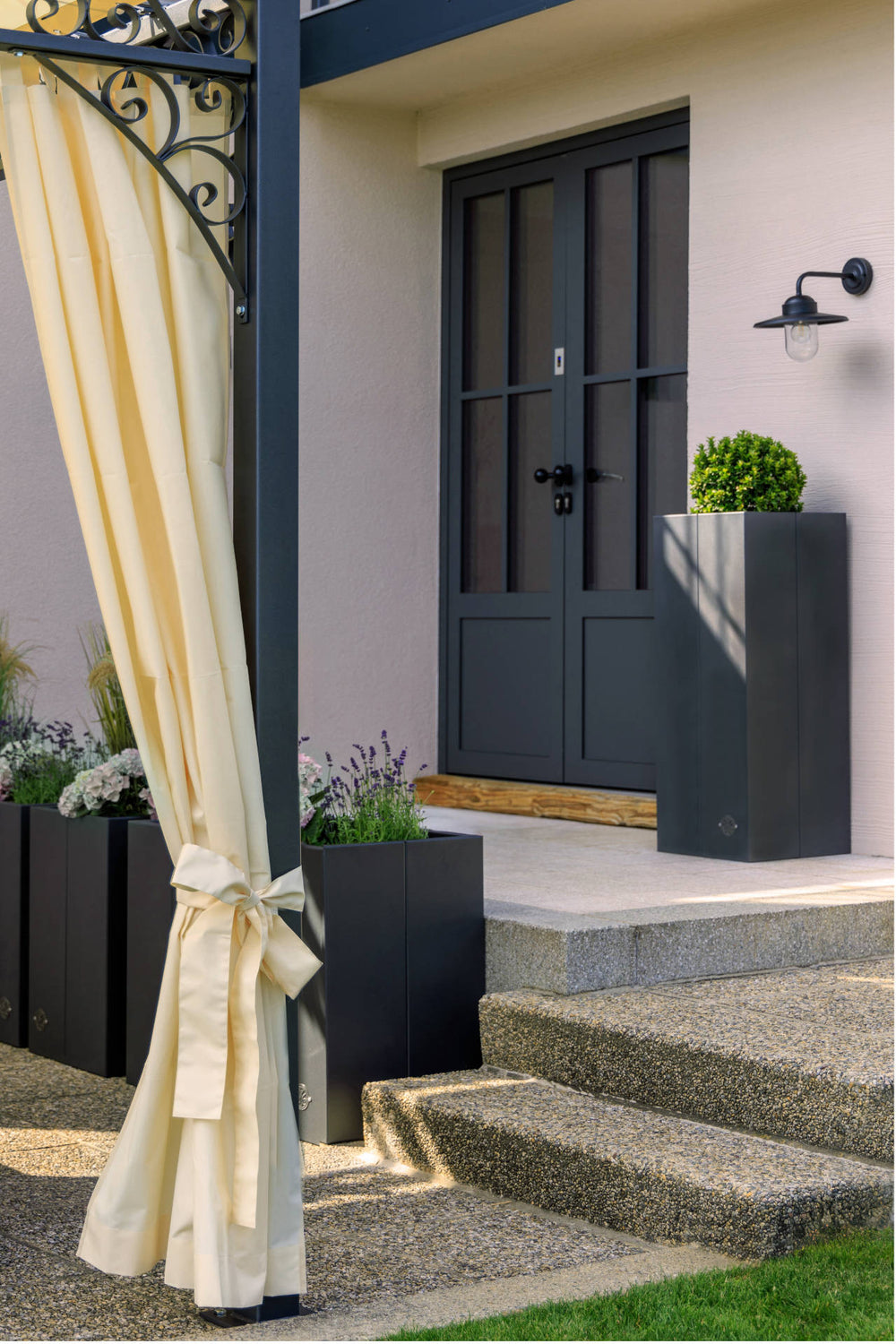 Hochbeet Manarola auf einer Terrasse im ELEO Gartenkonzept | Pulverbeschichtet anthrazit Hochbeet Manarola auf einer Terrasse im ELEO Gartenkonzept | Pulverbeschichtet anthrazit