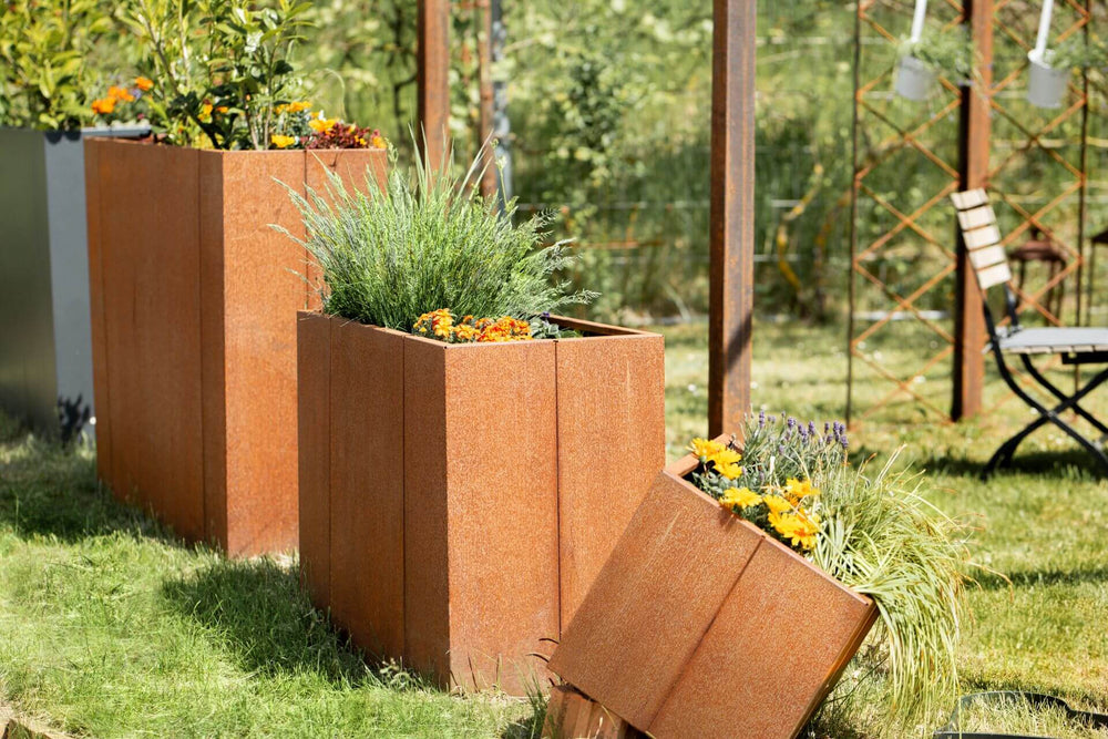 Hochbeet Monterosso in einem Garten mit ELEO Pavillon im Hintergrund | Cortenstahl Hochbeet Monterosso in einem Garten mit ELEO Pavillon im Hintergrund | Cortenstahl