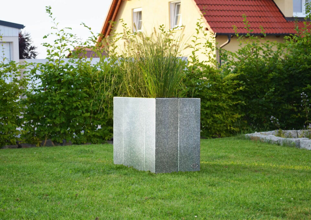 Hochbeet Monterosso freistehend auf einem gepflegten Rasen | Feuerverzinkt Hochbeet Monterosso freistehend auf einem gepflegten Rasen | Feuerverzinkt