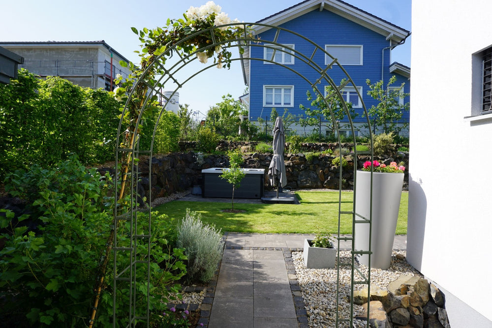 Rosenbogen Cremona in einem gepflegten Garten | Pulverbeschichtet Sonderfarbe RAL 6009 Tannengrün Rosenbogen Cremona in einem gepflegten Garten | Pulverbeschichtet Sonderfarbe RAL 6009 Tannengrün