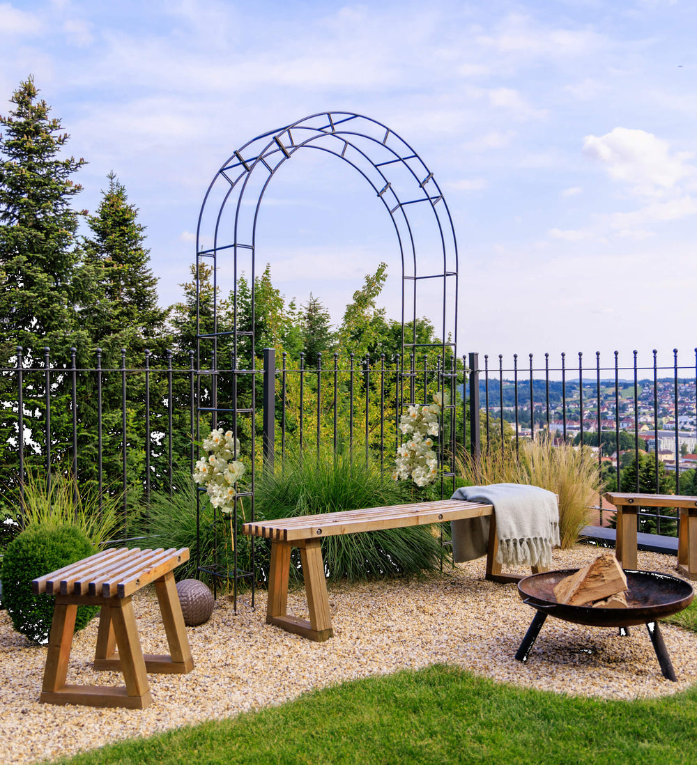 Rosenbogen Cremona hinter einer gemütlichen Sitzgelegenheit mit Feuerschale | Pulverbeschichtet anthrazit Rosenbogen Cremona hinter einer gemütlichen Sitzgelegenheit mit Feuerschale | Pulverbeschichtet anthrazit