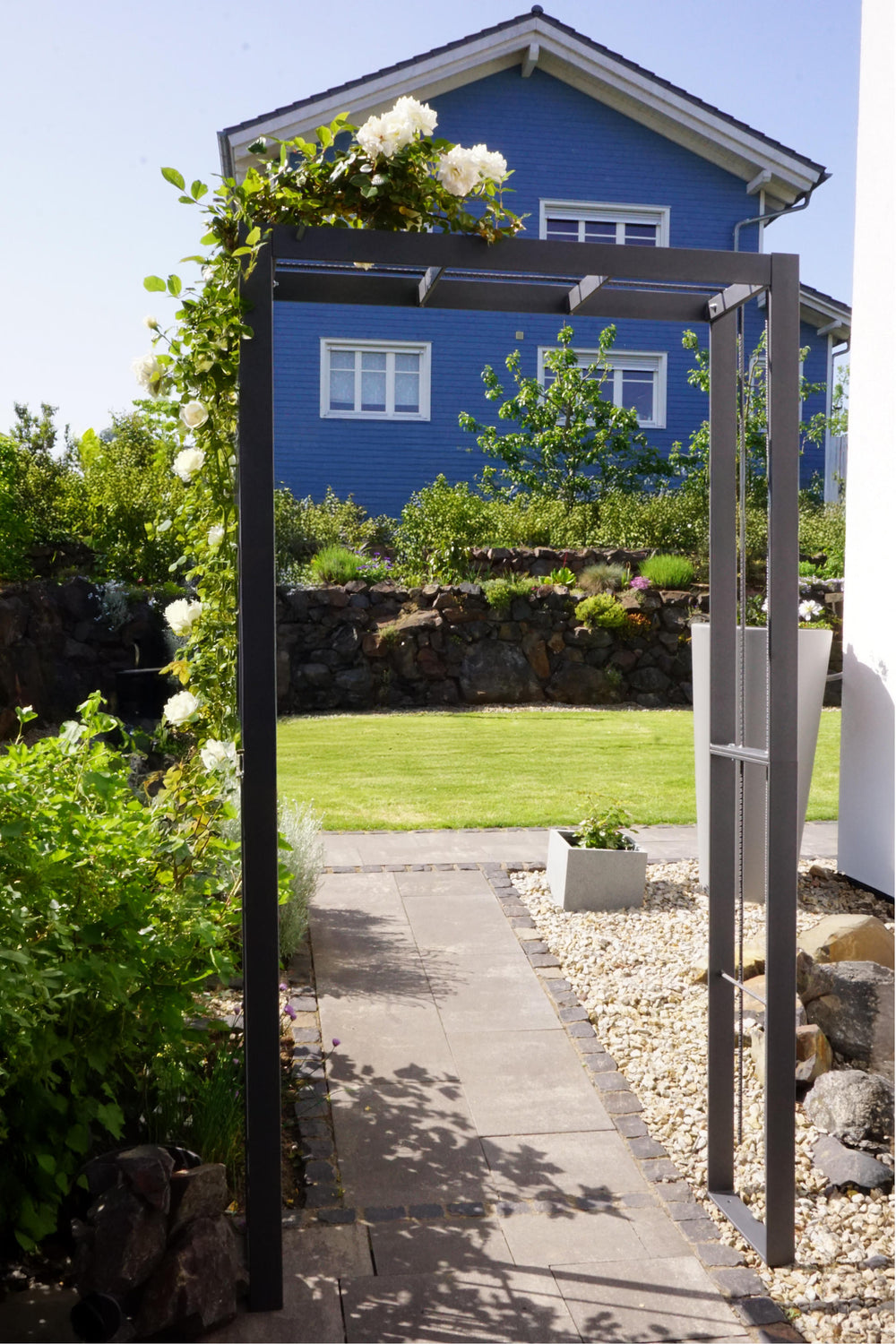 Rosenbogen Savona als berankter Durchgangsbogen | Pulverbeschichtet anthrazit Rosenbogen Savona als berankter Durchgangsbogen | Pulverbeschichtet anthrazit