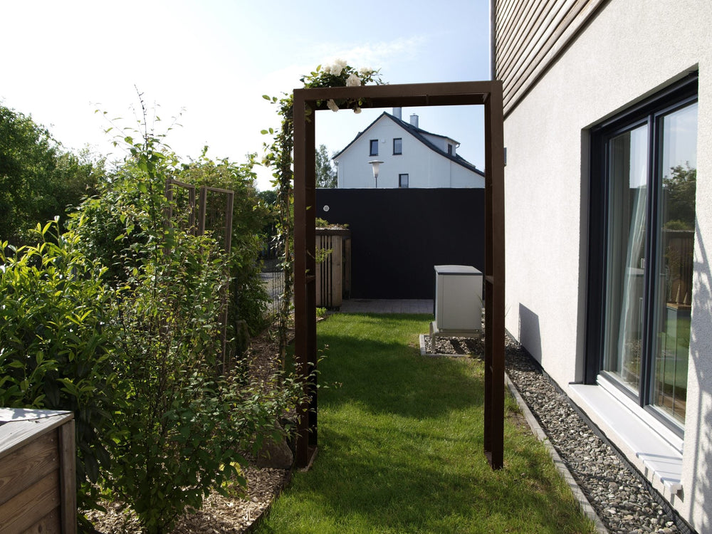 Moderner Rosenbogen Savona pulverbeschichtet schokobraun im Garten Moderner Rosenbogen Savona pulverbeschichtet schokobraun im Garten