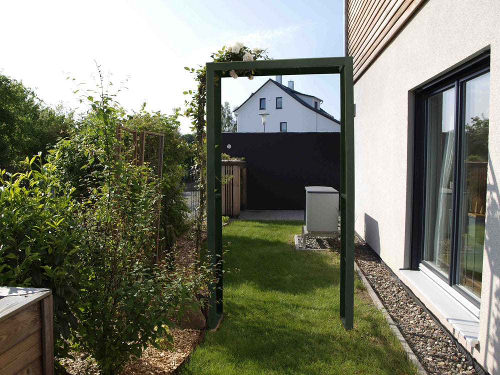 Moderner Rosenbogen Savona pulverbeschichtet tannengrün im Garten Moderner Rosenbogen Savona pulverbeschichtet tannengrün im Garten