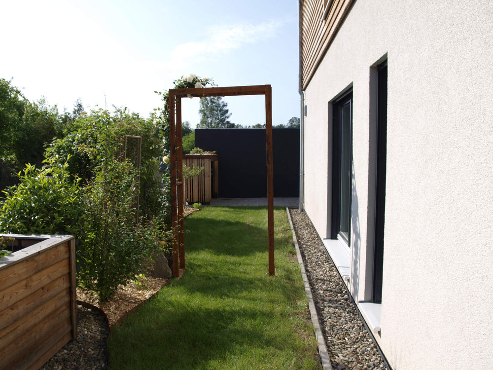 Rosenbogen Savona freistehend in einem Garten | Unbeschichtet Rosenbogen Savona freistehend in einem Garten | Unbeschichtet