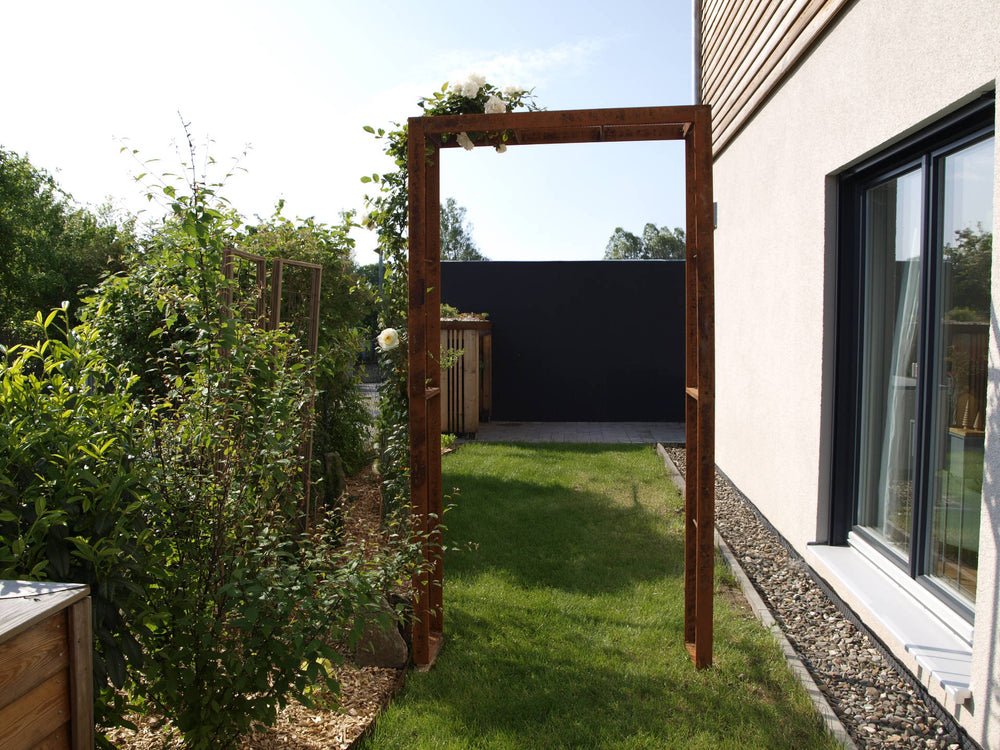 Rosenbogen Savona aus Frontansicht freistehend auf gepflegtem Rasen | Unbeschichtet Rosenbogen Savona aus Frontansicht freistehend auf gepflegtem Rasen | Unbeschichtet