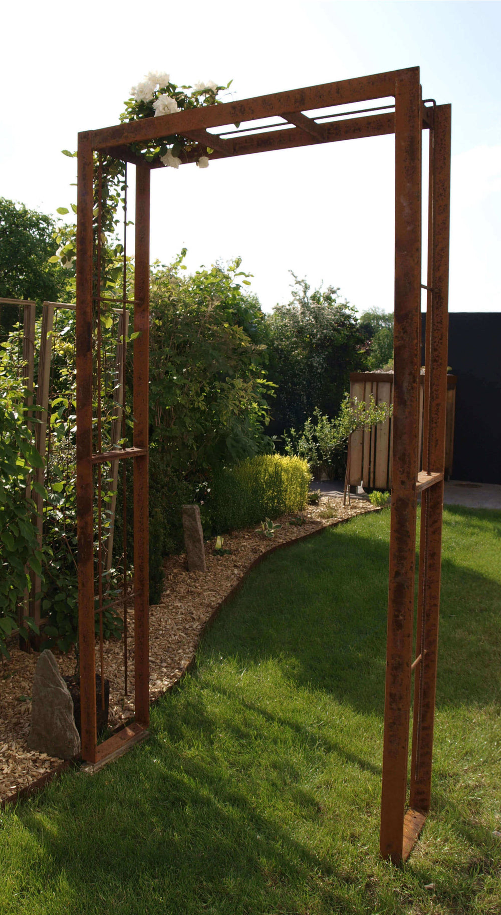 Rosenbogen Savona in einem Garten im Sommer | Unbeschichtet Rosenbogen Savona in einem Garten im Sommer | Unbeschichtet