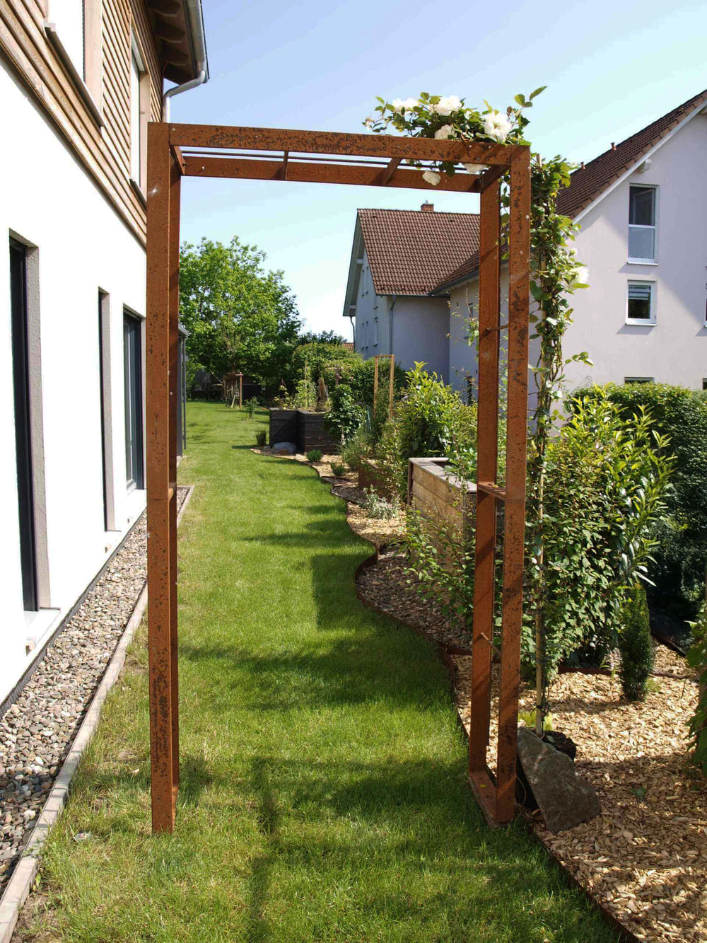 Rosenbogen Savona als berankter Durchgangsbogen zu einem gepflegten Garten | Unbeschichtet Rosenbogen Savona als berankter Durchgangsbogen zu einem gepflegten Garten | Unbeschichtet