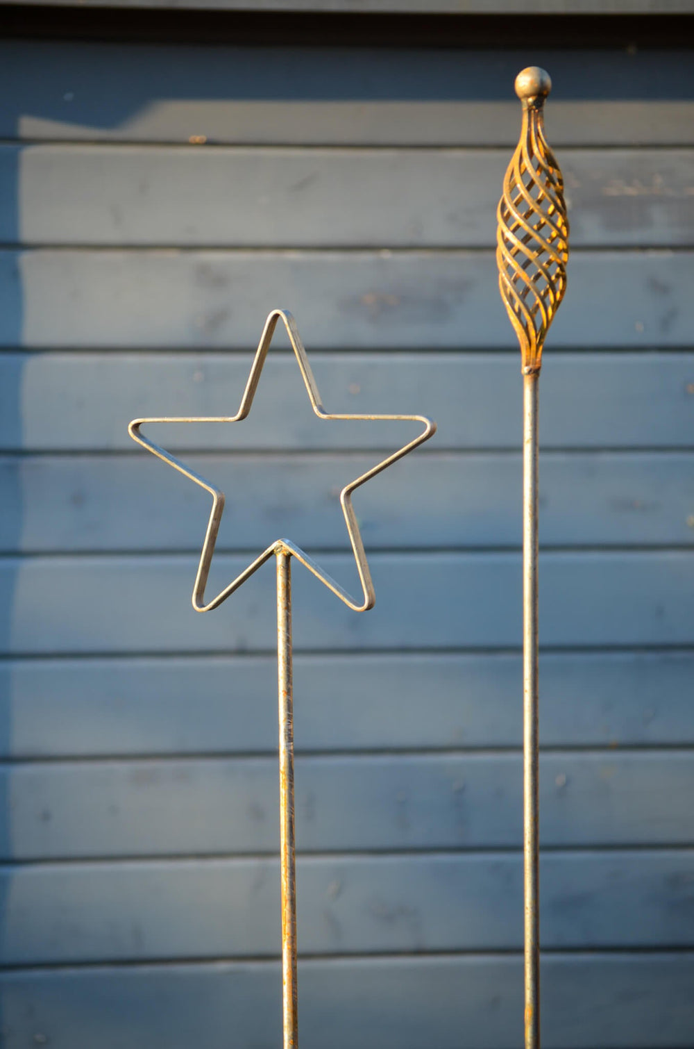 Rankstabset Tissano & Vicenza Detailansicht unbeschichtet vor grauem Gartenhaus Rankstabset Tissano & Vicenza Detailansicht unbeschichtet vor grauem Gartenhaus