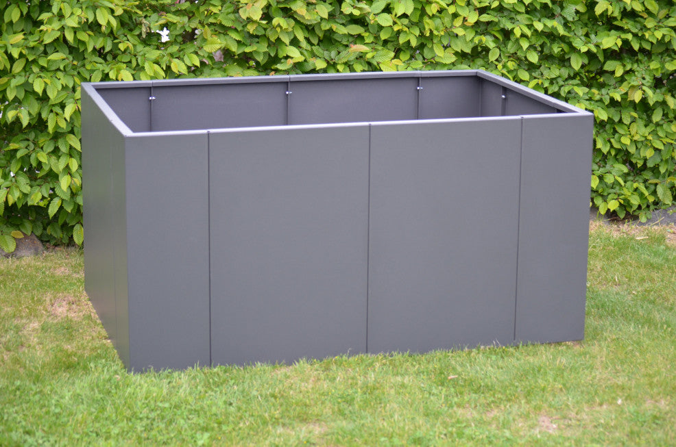 Hochbeet Monterosso 90x135x68 cm in pulverbeschichtet Anthrazit unbepflanzt in einem grünen Garten Hochbeet Monterosso 90x135x68 cm in pulverbeschichtet Anthrazit unbepflanzt in einem grünen Garten