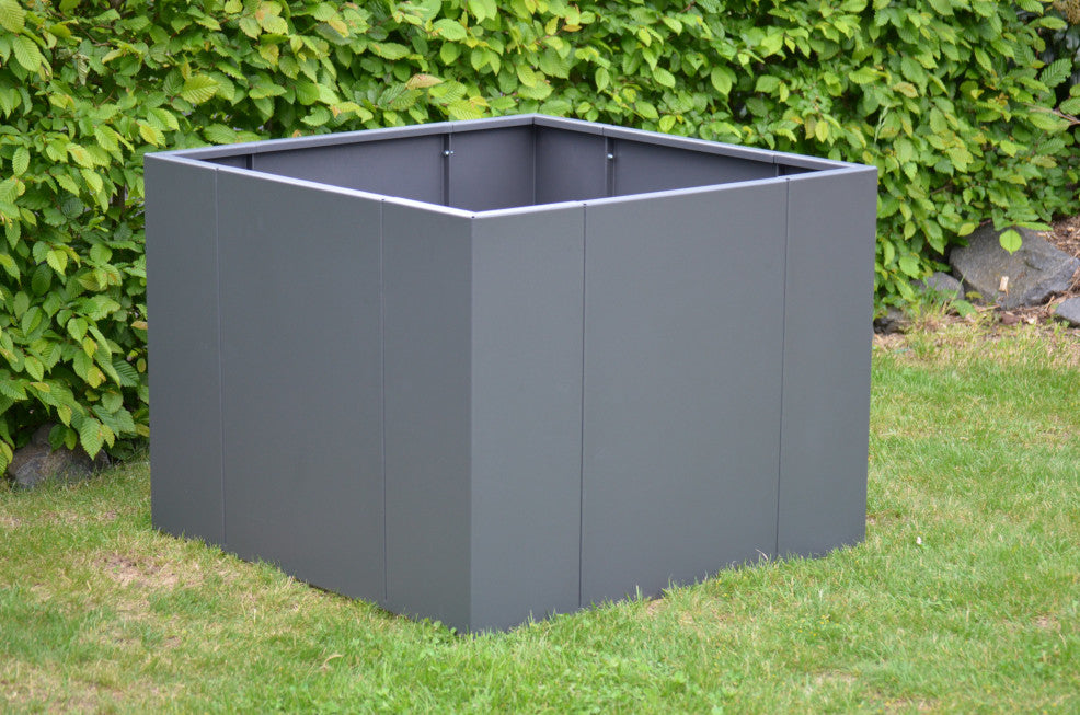 Hochbeet Monterosso 90x90x68 cm in pulverbeschichtet Anthrazit unbepflanzt in einem grünen Garten Hochbeet Monterosso 90x90x68 cm in pulverbeschichtet Anthrazit unbepflanzt in einem grünen Garten