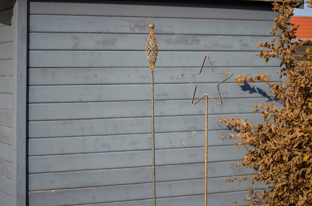 Rankstabset Tissano & Vicenza in edler Rostoptik vor Gartenhaus mit Laubbaum Rankstabset Tissano & Vicenza in edler Rostoptik vor Gartenhaus mit Laubbaum