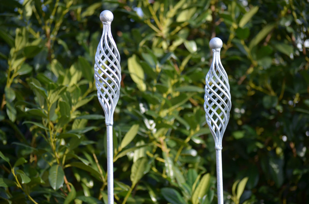 Gartenstecker Vicenza im Set in feuerverzinkt aus der Nähe in einem Garten Gartenstecker Vicenza im Set in feuerverzinkt aus der Nähe in einem Garten