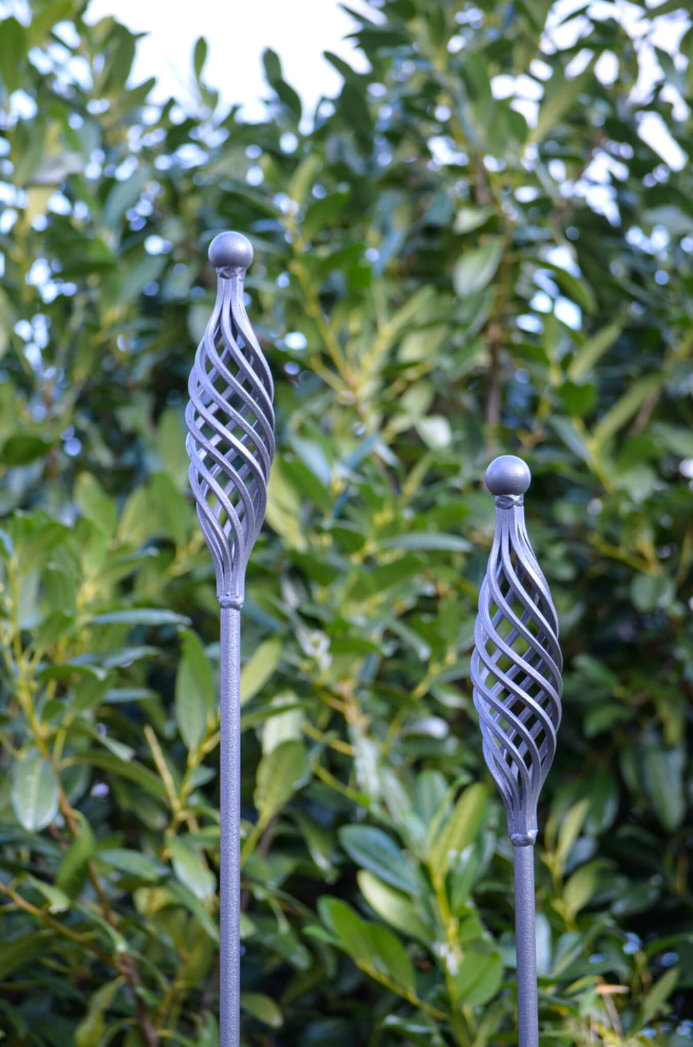 Gartenstecker Vicenza im Set in feuerverzinkt aus der Nähe in einem Garten Gartenstecker Vicenza im Set in feuerverzinkt aus der Nähe in einem Garten