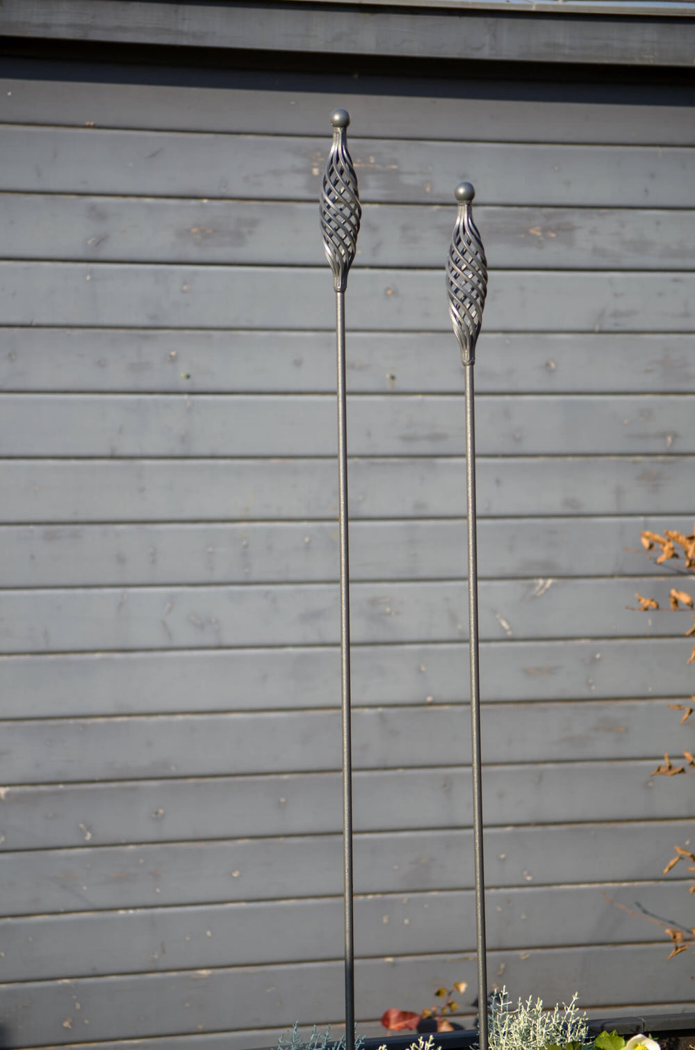 Gartenstecker Vicenza im Set in feuerverzinkt vor einem Haus Gartenstecker Vicenza im Set in feuerverzinkt vor einem Haus