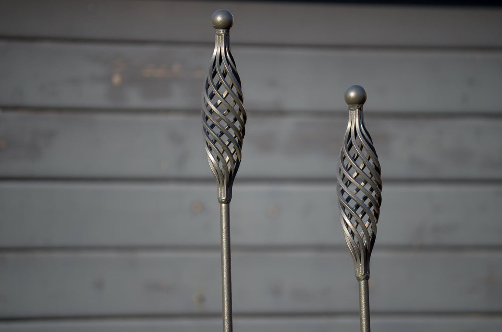 Gartenstecker Vicenza im Set in feuerverzinkt aus der Nähe vor einem Haus Gartenstecker Vicenza im Set in feuerverzinkt aus der Nähe vor einem Haus