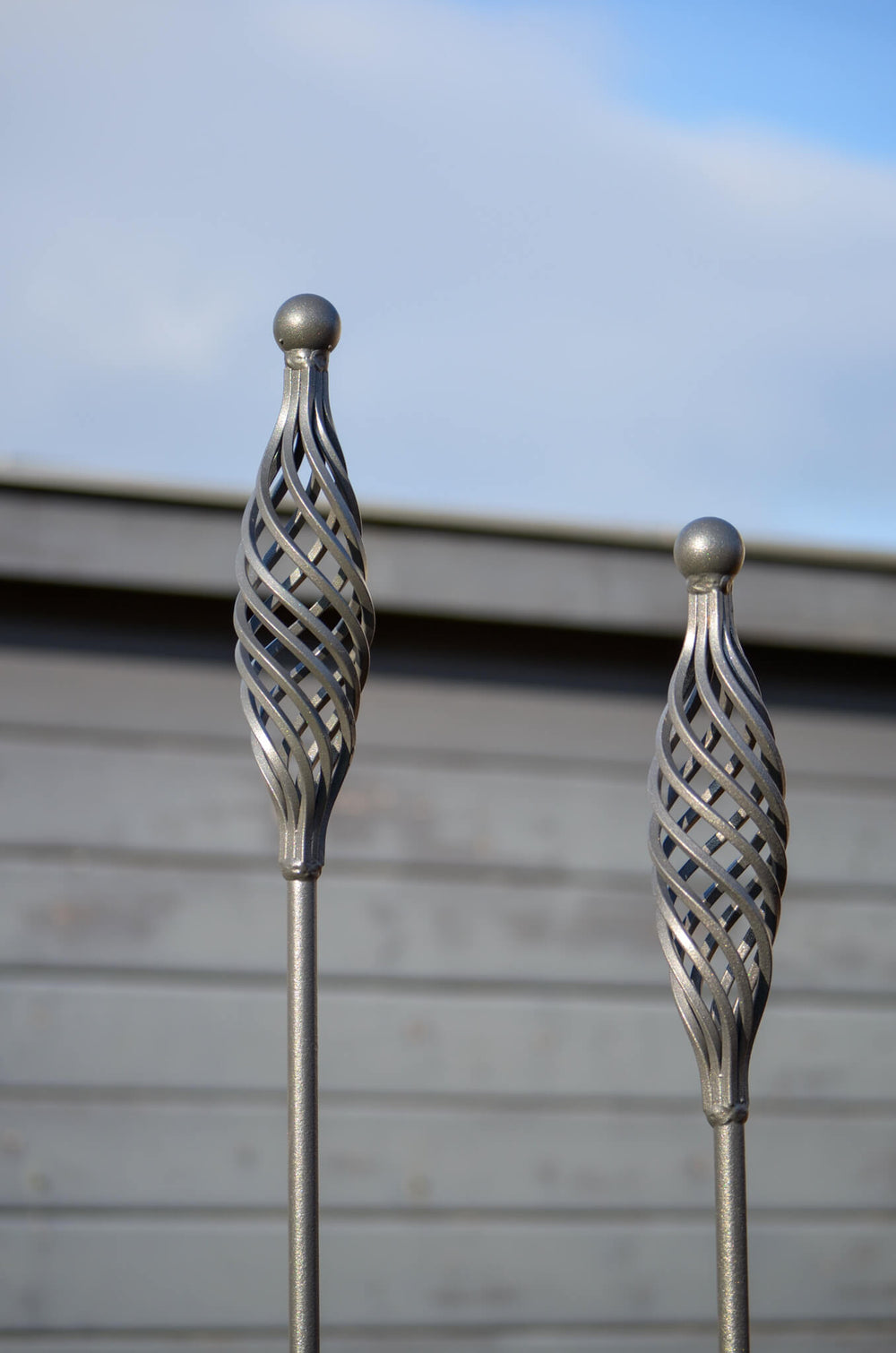 Gartenstecker Vicenza im Set in feuerverzinkt aus der Nähe vor einem Haus Gartenstecker Vicenza im Set in feuerverzinkt aus der Nähe vor einem Haus