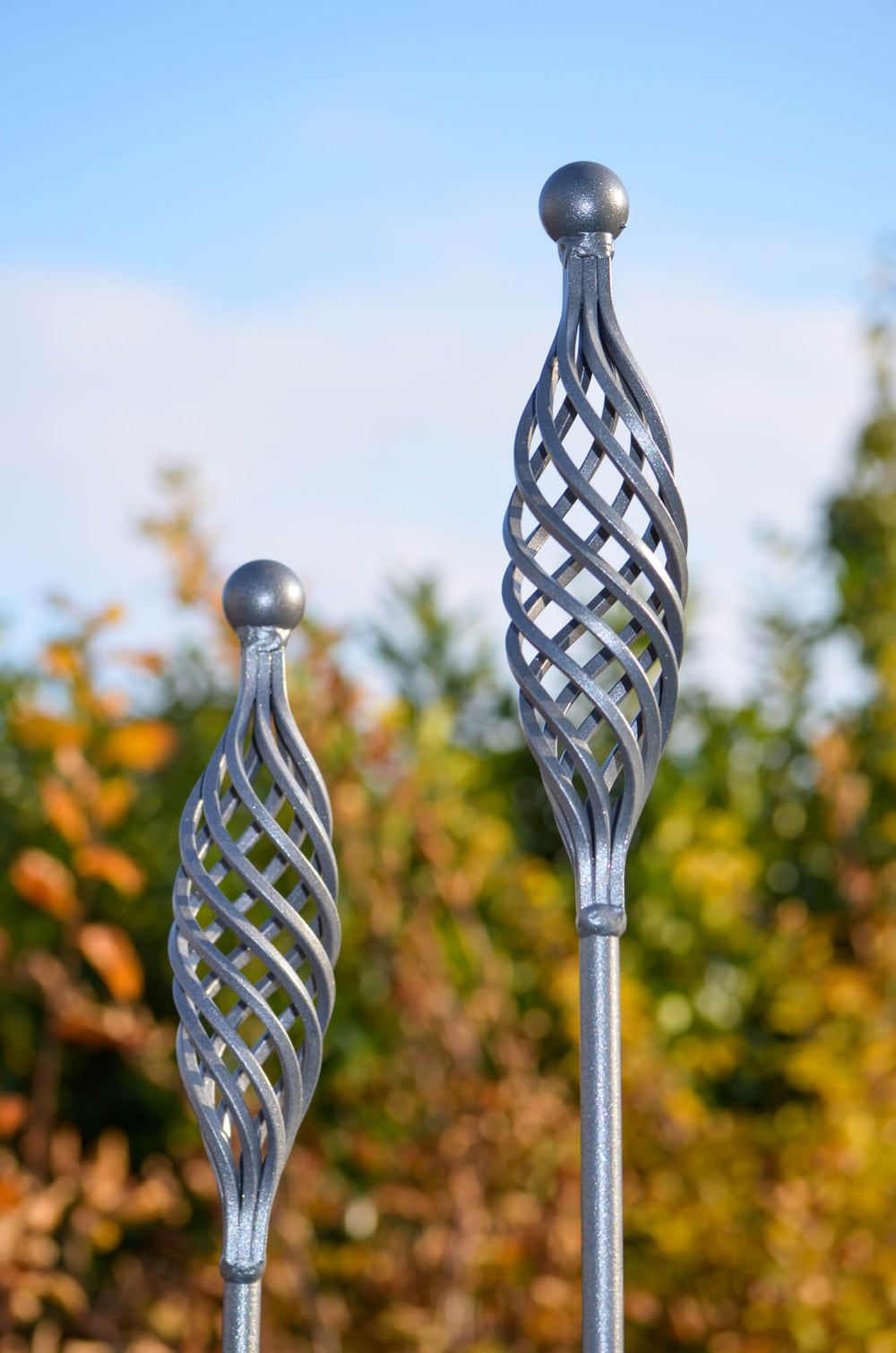 Gartenstecker Vicenza im Set in feuerverzinkt aus der Nähe in einem Garten Gartenstecker Vicenza im Set in feuerverzinkt aus der Nähe in einem Garten