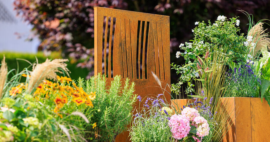 Acciaio Corten nel giardino naturale: armonia tra ruggine e natura selvaggia