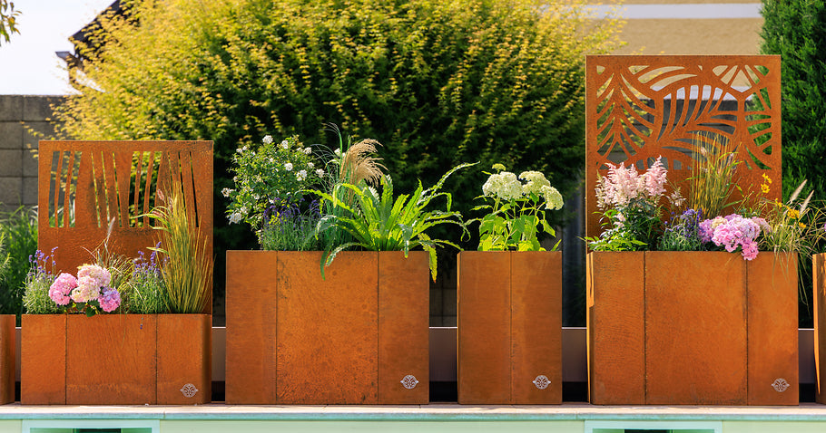 Fioriere rialzate con schermo privacy integrato <br>– delimitare con stile le aree del giardino