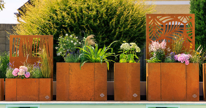 Fioriere rialzate con schermo privacy integrato <br>– delimitare con stile le aree del giardino