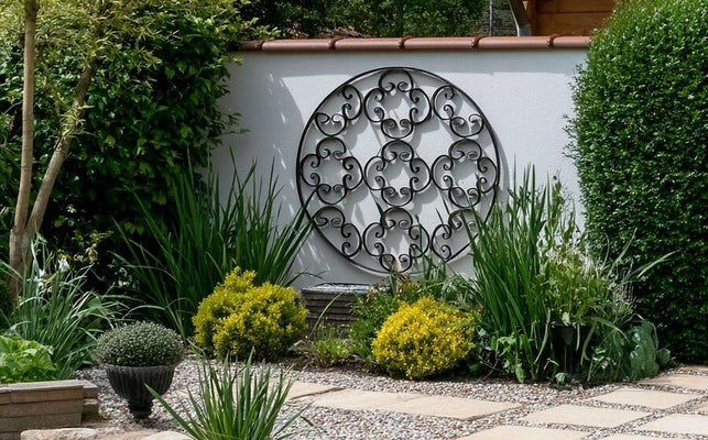 Abbellisci le pareti di casa: idee creative con tralicci e piante